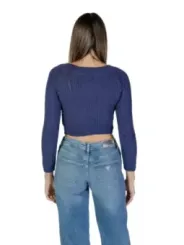 Blauer gerippter Cropped-Pullover mit Jeans