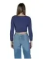 Blauer gerippter Cropped-Pullover mit Jeans