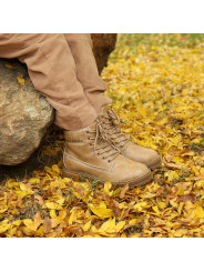 Beige Lederstiefel mit Keilabsatz