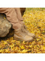 Beige Lederstiefel mit Keilabsatz