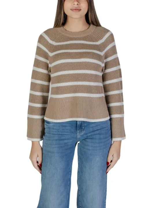 Gestreifter Pullover mit Jeans getragen
