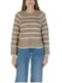 Gestreifter Pullover mit Jeans getragen