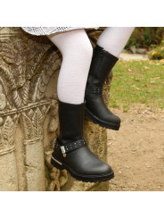 Schwarze Lederstiefel mit weißen Strumpfhosen