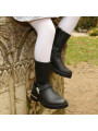 Schwarze Lederstiefel mit weißen Strumpfhosen