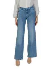 Helle Jeans und hohe Absätze