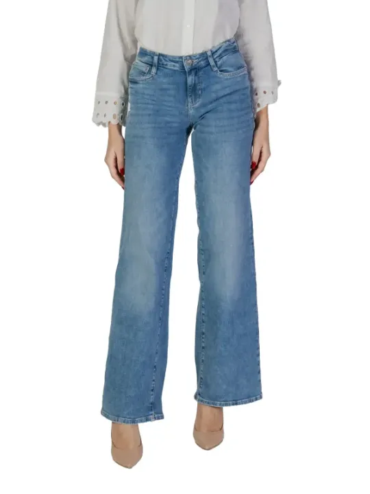 Helle Jeans und hohe Absätze