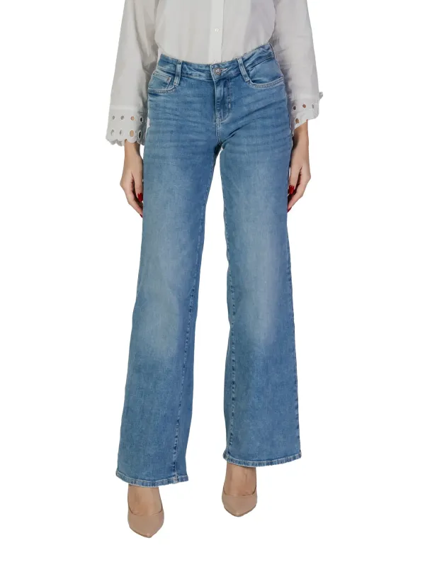 Helle Jeans und hohe Absätze Helle Jeans und hohe Absätze