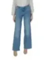 Helle Jeans und hohe Absätze