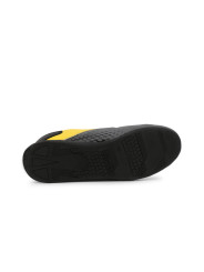 Schwarze Rennschuhe mit gelbem Akzent