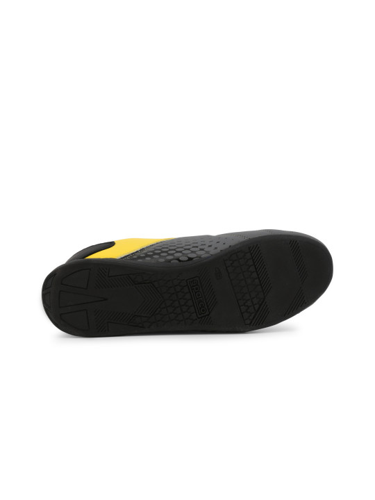 Schwarze Rennschuhe mit gelbem Akzent