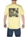 Gelbes T-Shirt mit abstraktem Rückendesign