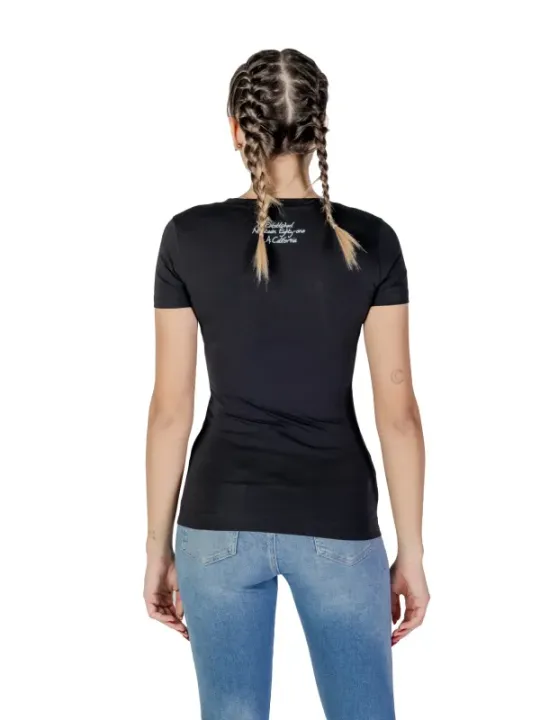 Guess T-Shirt, Jeans, blonde Zöpfe