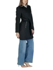 Frau trägt schwarzer Mantel Jeans