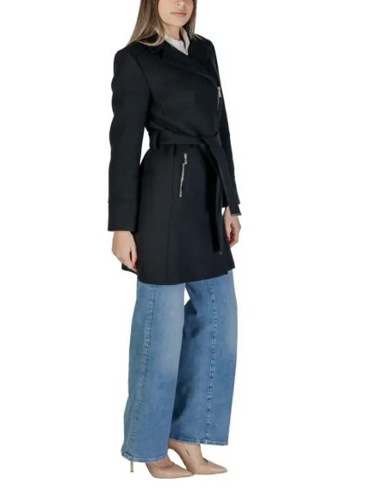 Frau trägt schwarzer Mantel Jeans