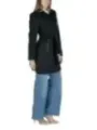 Frau trägt schwarzer Mantel Jeans
