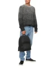 Mann trägt Calvin Klein Rucksack
