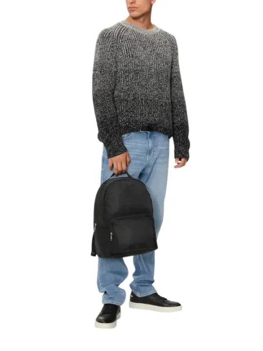 Mann trägt Calvin Klein Rucksack