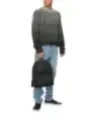 Mann trägt Calvin Klein Rucksack