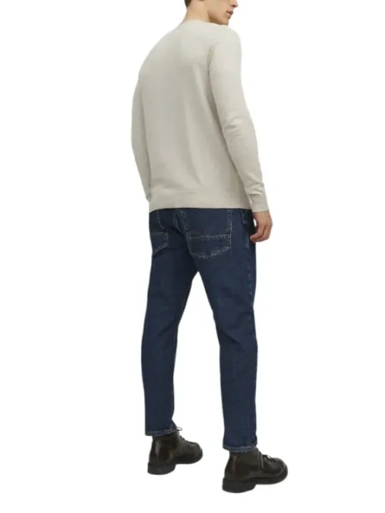 Mann trägt Jack & Jones Jeans
