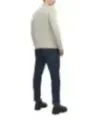 Mann trägt Jack & Jones Jeans