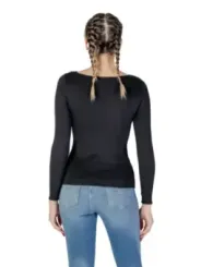 Schwarzes Oberteil mit Jeans