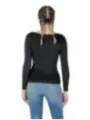 Schwarzes Oberteil mit Jeans