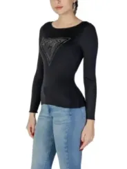 Guess Logo Shirt und Jeans