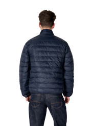 Mann trägt blaue Pufferjacke Jeans