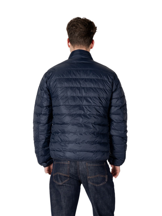 Mann trägt blaue Pufferjacke Jeans