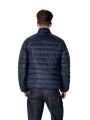 Mann trägt blaue Pufferjacke Jeans