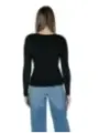 Schwarzes Oberteil, blaue Schlaghose hinten