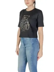 Gestickter Bär auf schwarzem T-Shirt