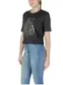 Gestickter Bär auf schwarzem T-Shirt