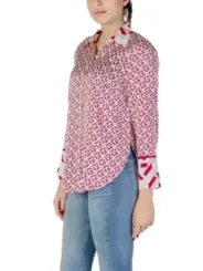 Weiße Bluse mit roten Akzenten