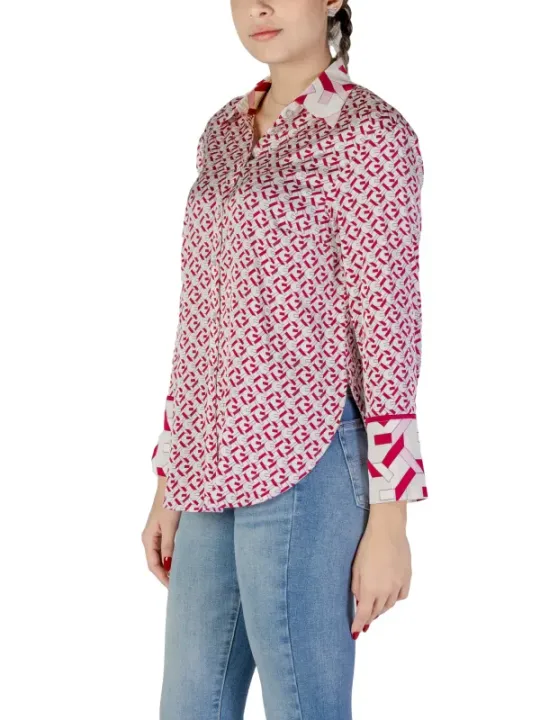Weiße Bluse mit roten Akzenten
