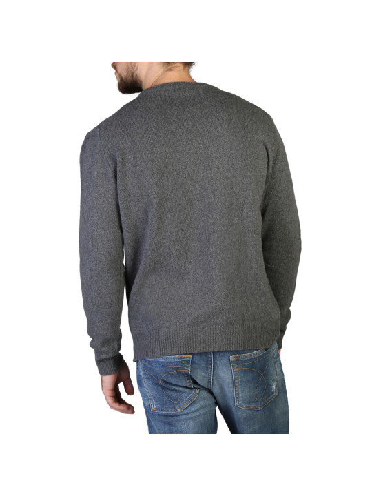Grauer Kaschmirpullover mit Jeans