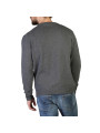 Grauer Kaschmirpullover mit Jeans