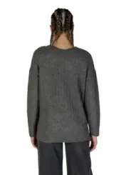 Grauer Strickpullover mit Textur