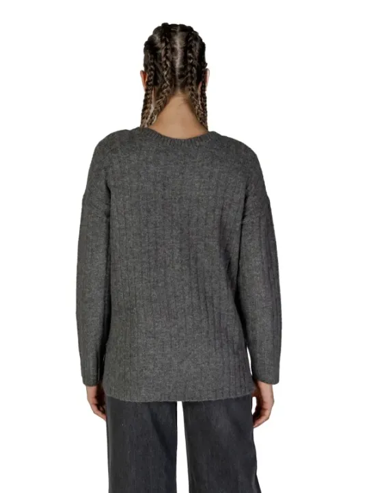 Grauer Strickpullover mit Textur