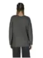 Grauer Strickpullover mit Textur