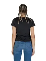 Frau trägt Guess Active T-Shirt