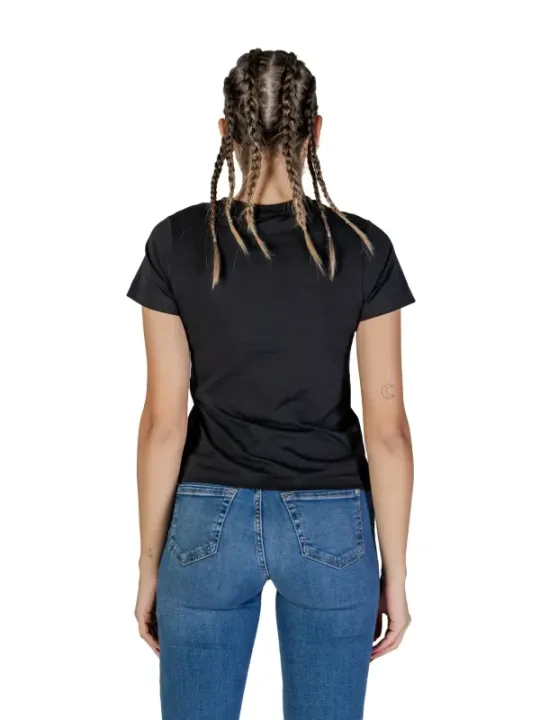 Frau trägt Guess Active T-Shirt