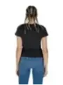 Frau trägt Guess Active T-Shirt