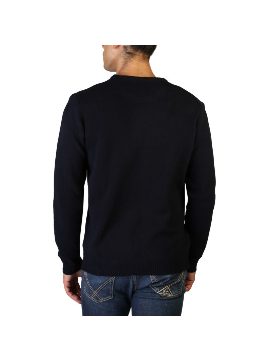 Mann trägt schwarzen Kaschmirpullover und Jeans