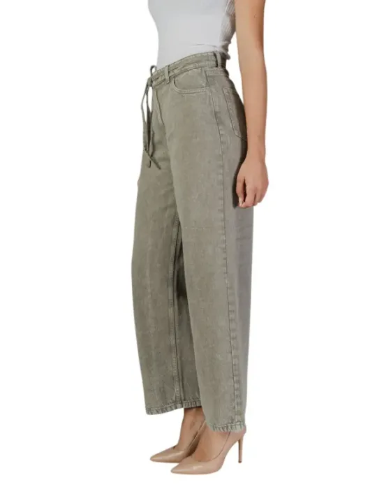 Helle Cropped Jeans und Pumps