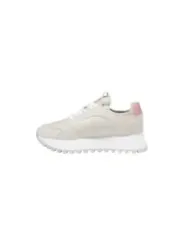Weiße Sneaker mit pinken Akzenten