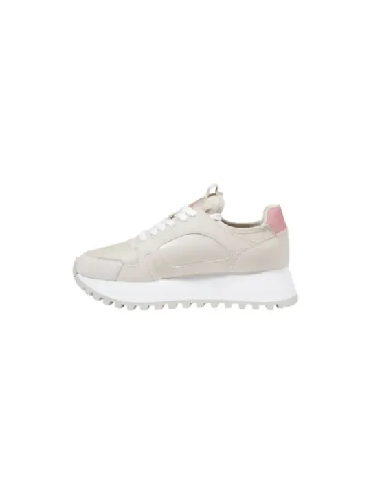 Weiße Sneaker mit pinken Akzenten