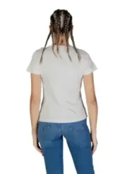 Frau trägt weißes Guess Active T-Shirt