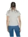Frau trägt weißes Guess Active T-Shirt