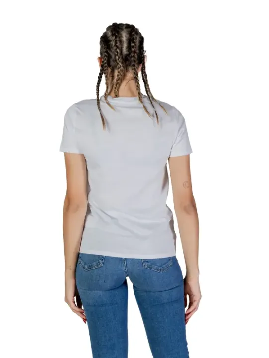 Guess Jeans und weißes T-Shirt